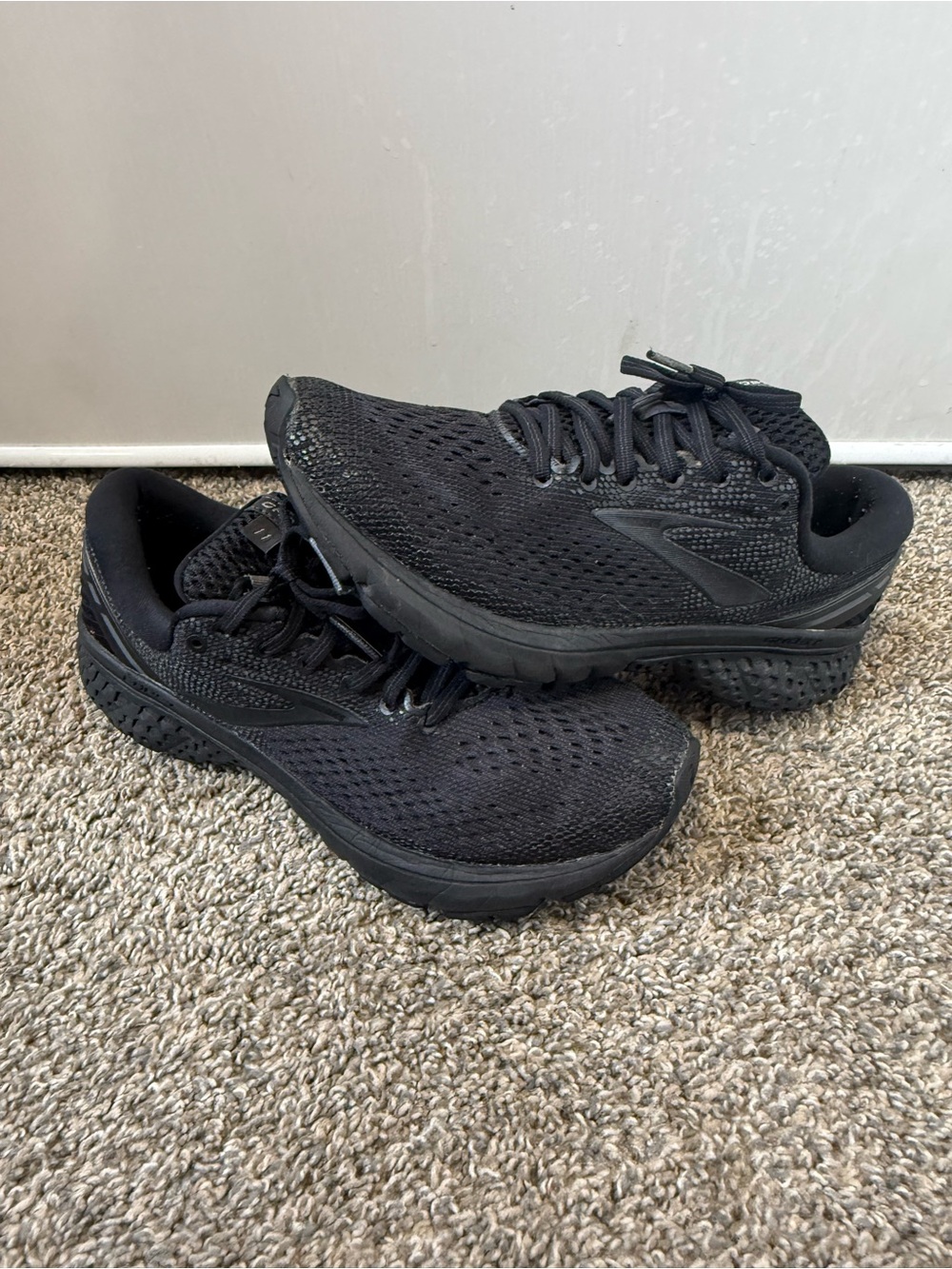 Brooks ghost 11 size 9 Women's Black Athletic Running Shoes